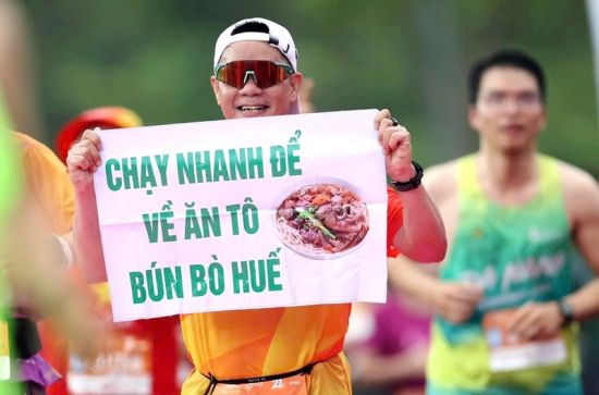  A charming and widely shared moment along the route of VnExpress Marathon Hue 2025
